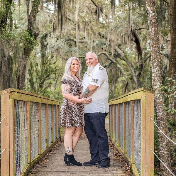 couple-in-a-bridge-img