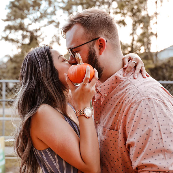 couple-kissing-behind-pumpkin-img