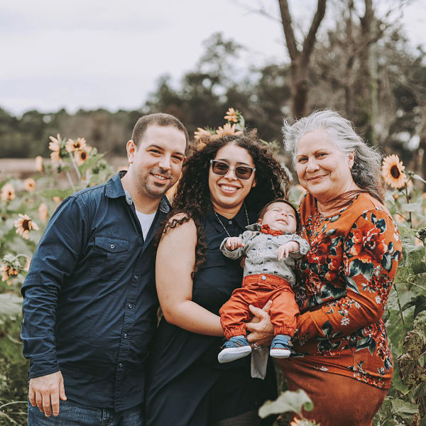 family-on-a-sunflower-farm-shoot-img