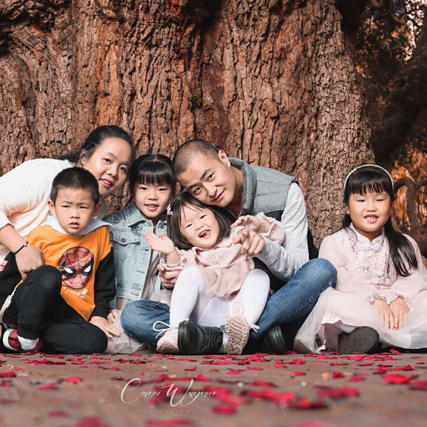 family-photo-under-the-tree-img