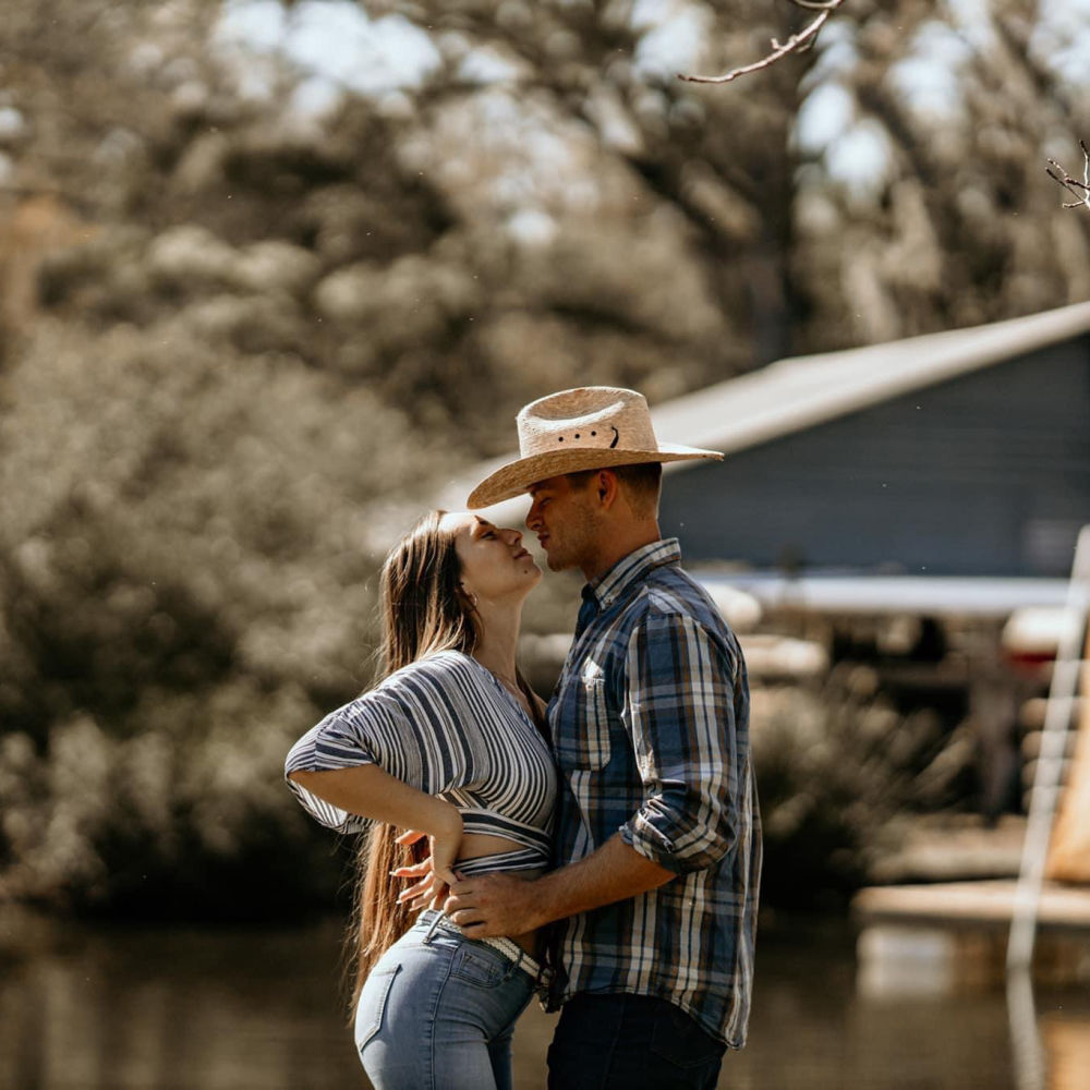 couple-on-a-lake-img