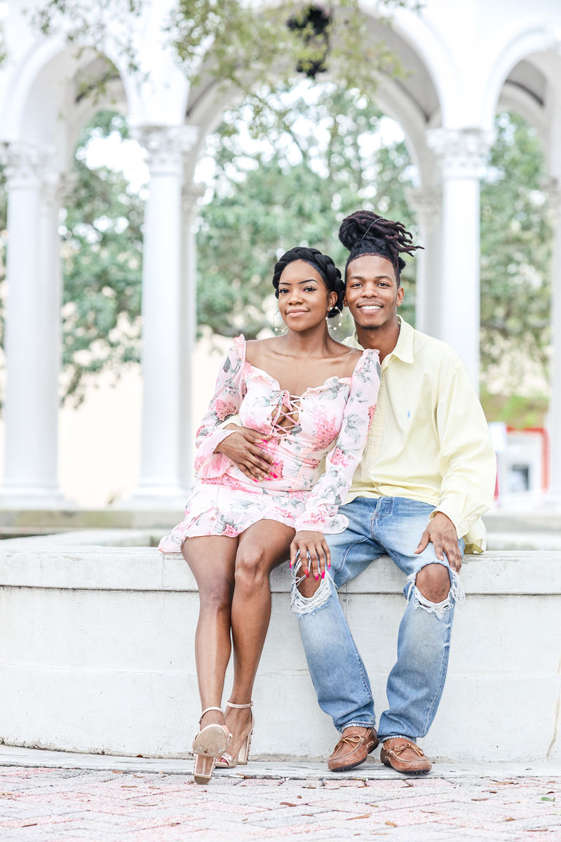 couple-ona-fountain-img