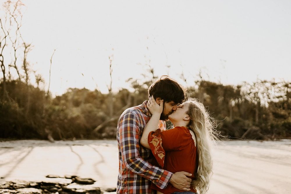 couple-kissing-ona-beach-img